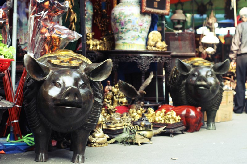 Lợn đồng loại to nhất có tên là “Lợn đại lộc kỷ hợi” được đúc ở Huế với giá bán 150 triệu đồng một đôi, được nhiều đại gia Hà Thành hỏi mua.