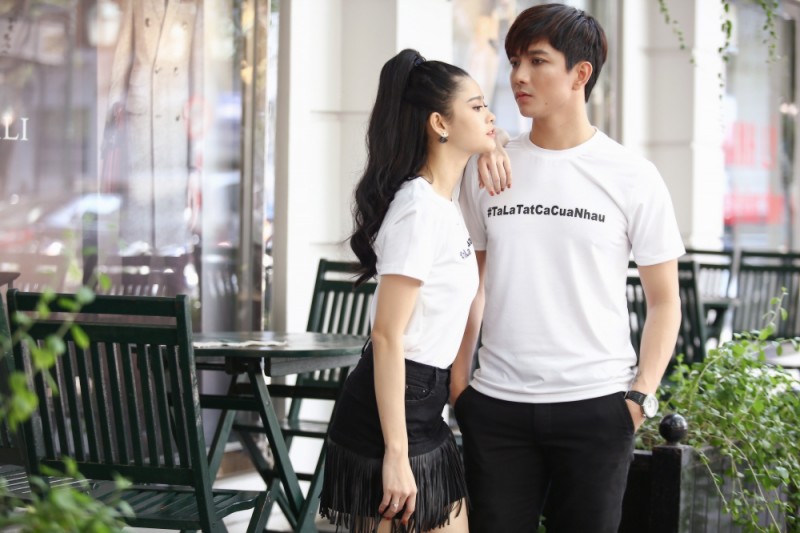 Vừa qua, cặp đôi này được bắt gặp diện đồ đôi cực chất, dạo phố ở Hà Nội. Cả 2 luôn dành cho nhau nhiều tình cảm và không ngần ngại thể hiện trước đám đông.