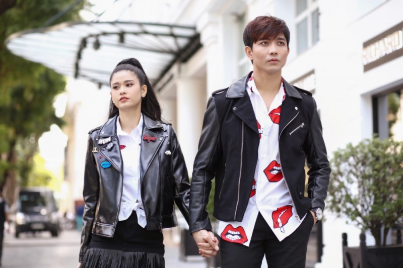 Không chỉ thế, Tim - Trương Quỳnh Anh còn chọn set đồ đôi ấn tượng với biểu tượng đôi môi đầy cuốn hút. Cả hai khá sành điệu trong tổng thể này với chiếc áo khoác tông đen.
