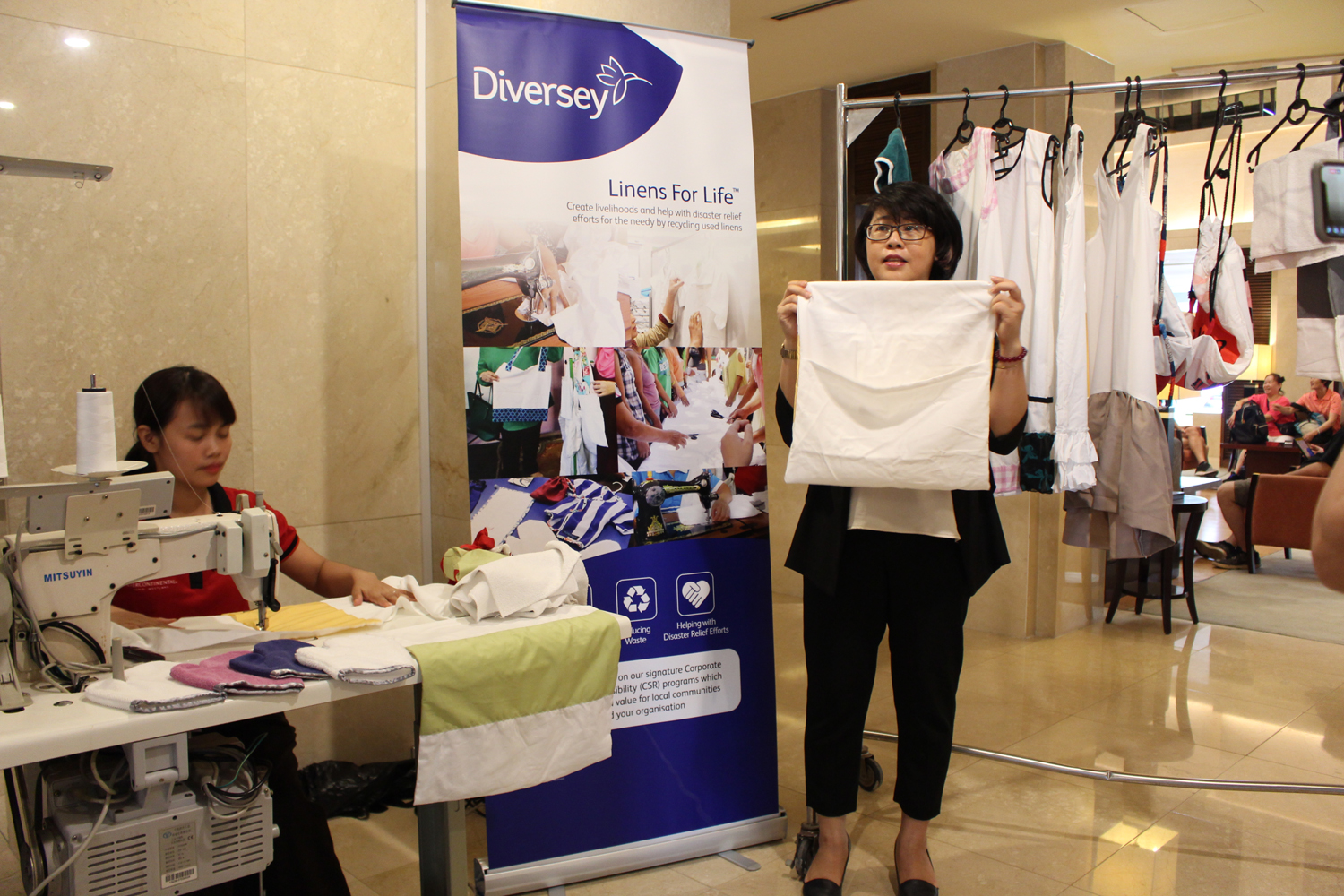 Trong tháng 9 này, các nhân viên khách sạn Intercontinental Westlake Hanoi sẽ tự tay tái chế đồ vải thành những món quà xinh xắn dành tặng cho trẻ em nghèo tại Tân Vinh, Lương Sơn, Hòa Bình.