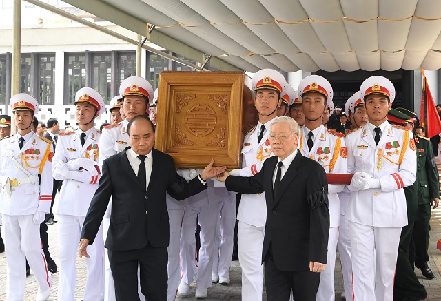 Tổng Bí thư Nguyễn Phú Trọng và Thủ tướng Nguyễn Xuân Phúc đưa linh cữu của nguyên Tổng Bí thư Đỗ Mười ra linh xa.