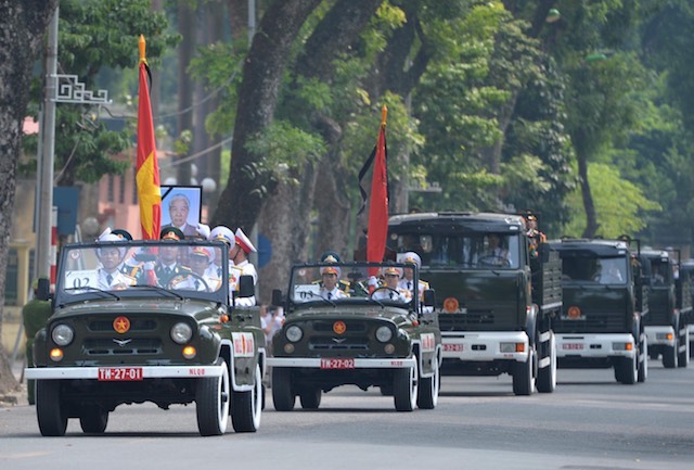 Đoàn xe tang di chuyển trên đường Hoàng Văn Thụ, Ba Đình. 
