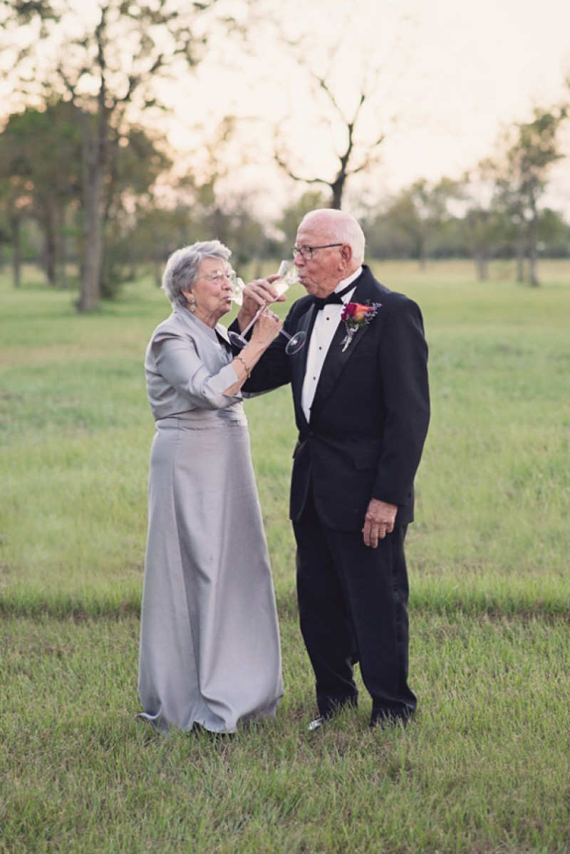 Ông bà Ferris và Margaret Romaire đã mặc bộ đồ thật đẹp của mình để chụp những bức hình cưới.