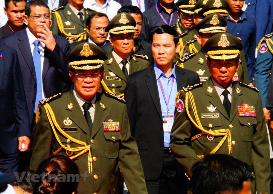 Thủ tướng Hun Sen (trái) và Bộ trưởng Quốc phòng Campuchia Tea Banh tại buổi lễ khánh thành tượng đài. 