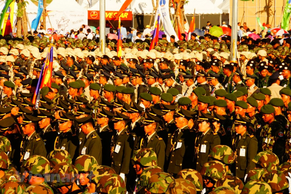 Hàng chục nghìn người dân cùng đại diện các quân binh chủng thuộc Quân đội Hoàng gia Campuchia đã tham dự buổi lễ. 