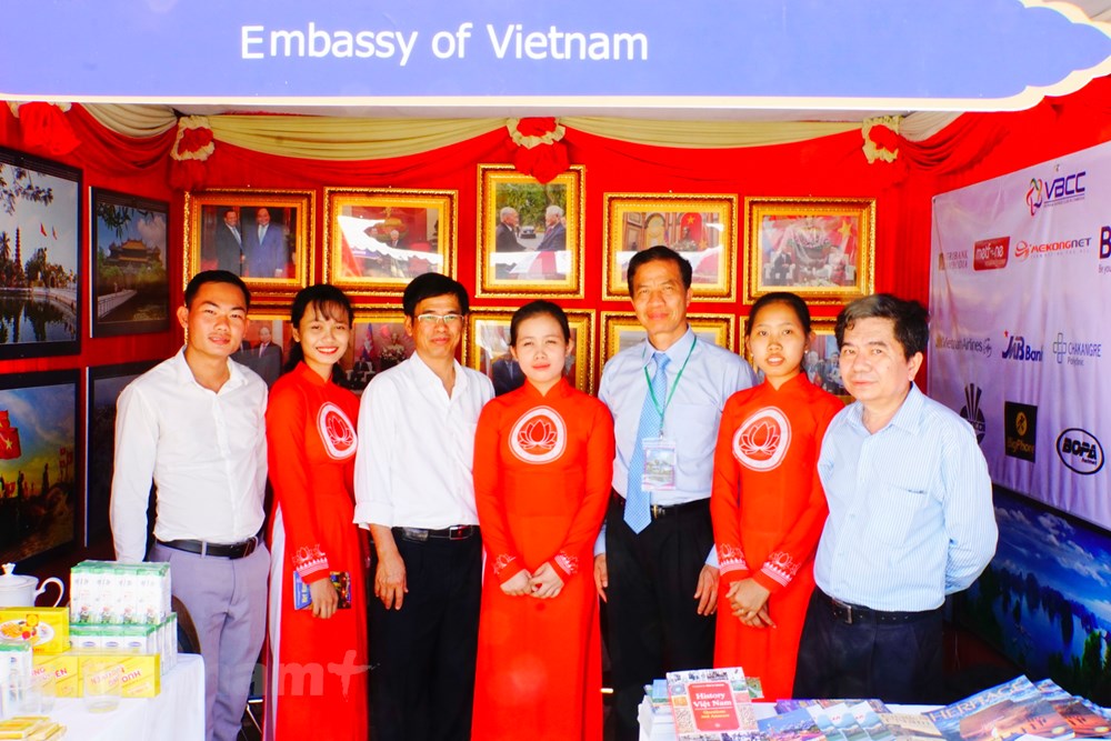 Nhân dịp lễ khánh thành, Ban tổ chức tổ chức lễ hội kéo dài 3 ngày. Đại sứ quán nhiều nước tại Phnom Penh cũng có các gian hàng trưng bày sản phẩm truyền thống của mỗi quốc gia gần Tượng đài. Gian hàng của Đại sứ quán Việt Nam khá ấn tượng với những mặt hàng đặc sắc, thu hút sự quan tâm của du khách và những người tham dự. 