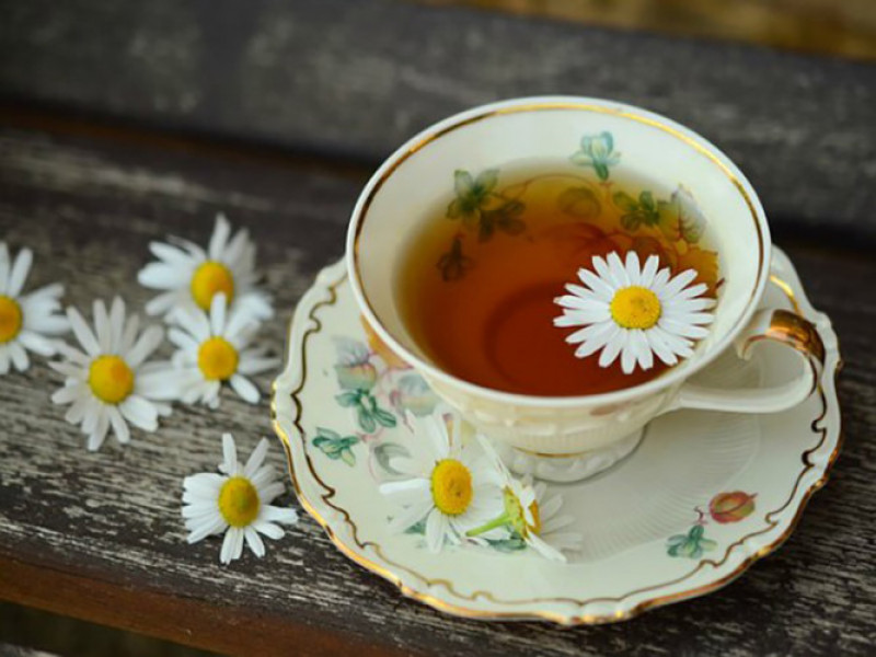 Uống những loại trà như trà hoa cúc, nữ lang, oải hương và trà bạc hà có khả năng gây buồn ngủ. Thêm vào đó, việc nhấm nháp ly trà trong không gian yên tĩnh sẽ giúp giảm hoạt động của não và giúp bạn ngủ thiếp đi nhanh hơn khi bạn lên giường.
