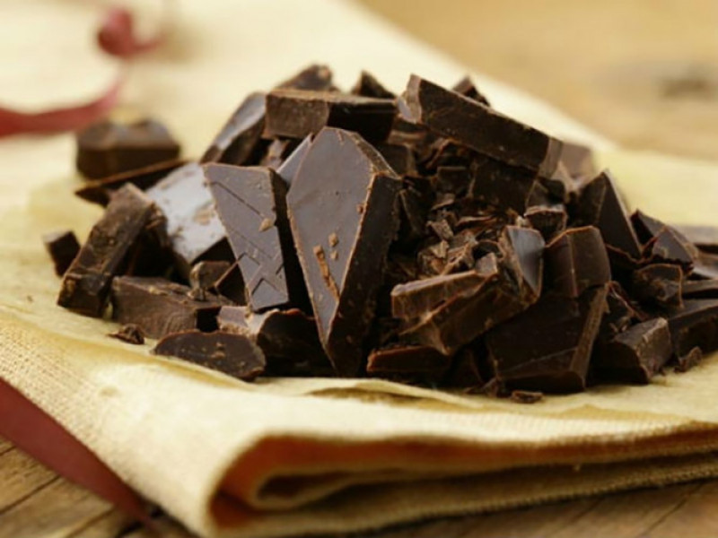 Không ăn sôcôla vào ban đêm: Sôcôla đen rất tốt cho sức khoẻ. Nhưng ăn quá muộn vào ban đêm có thể khiến bạn không ngủ được, vì loại sôcôla đen này chứa đầy chất caffeine sẽ làm bạn khó ngủ hơn.