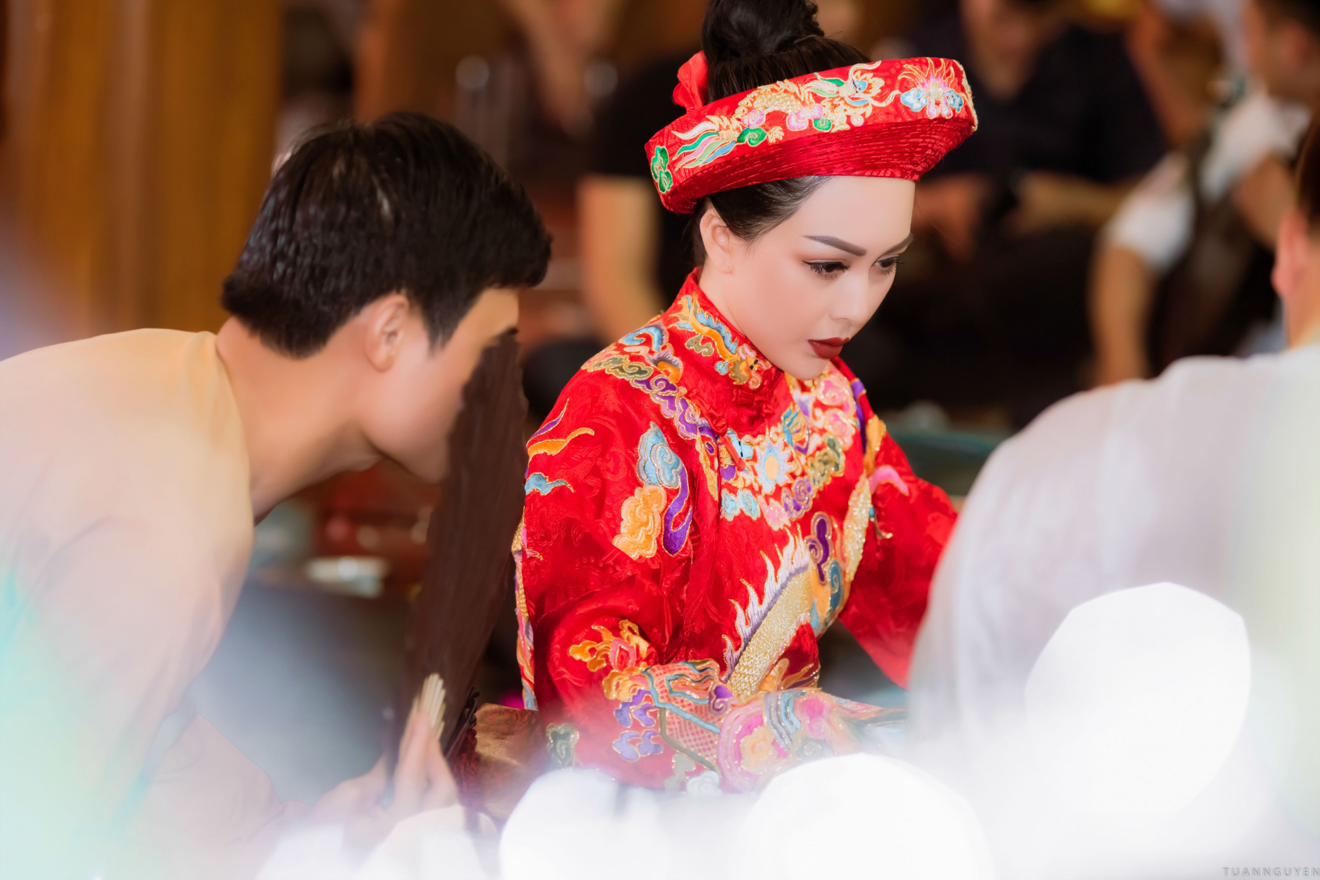 Trong những bộ trang phục cầu kỳ của nghi thức hầu đồng, Võ Thanh Hiền càng thêm rực rỡ.