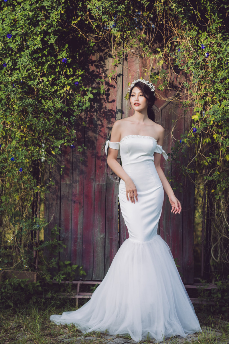 Chỉ với gam màu trắng làm chủ đạo, nhưng những chiếc váy cưới mà Chế Nguyễn Quỳnh Châu khoác lên mình vẫn vô cùng lộng lẫy, nổi bật.