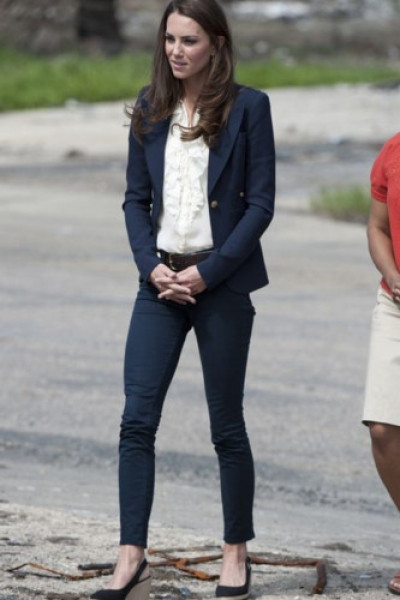 Kate Middleton vẫn toát lên vẻ thanh lịch, sang trọng với áo vest 198 USD của J. Crew và áo sơ-mi trị giá 79 USD.