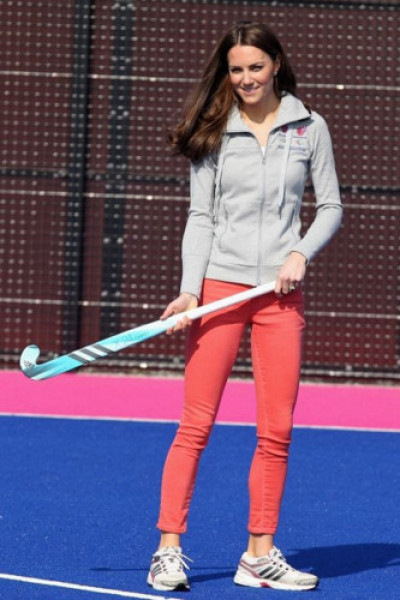 Trong buổi chơi hockey ở London, Anh (2012), Kate mặc một chiếc quần skinny màu hồng chỉ với giá 55 USD và đôi giày thể thao Adidas giá 85 USD.