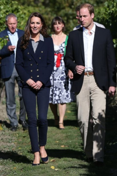 Công nương mặc một chiếc áo sơ-mi kẻ trị giá 50 USD của Zara kết hợp cùng áo vest cùng chồng đến thăm New Zealand (2014).