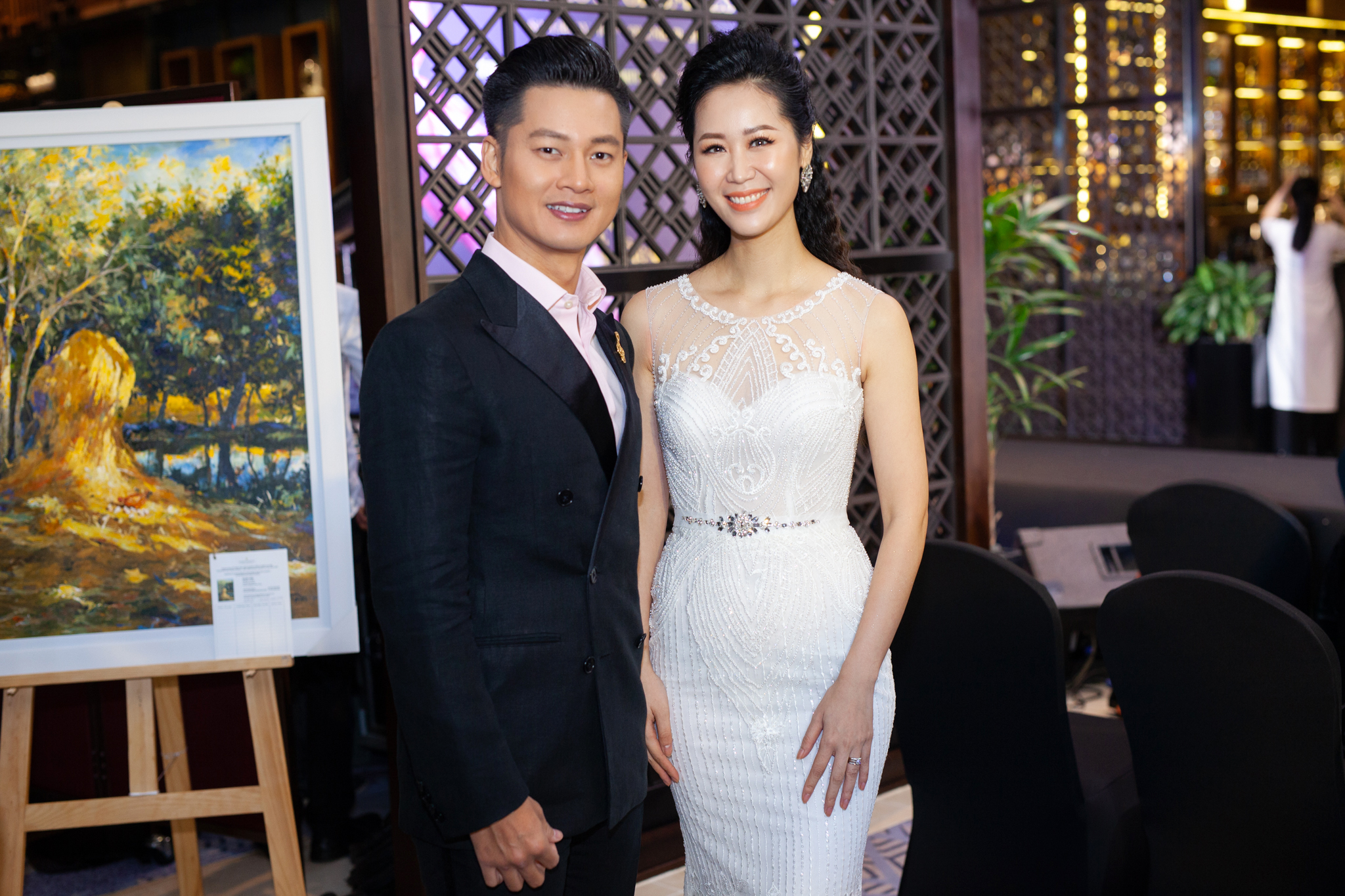 Tối 10/11, Hoa hậu Dương Thùy Linh cùng nhiều nghệ sĩ đã đến ủng hộ cho sự kiện từ thiện của tổ chức Operation Smile (Phẫu thuật nụ cười) tại Hà Nội. 