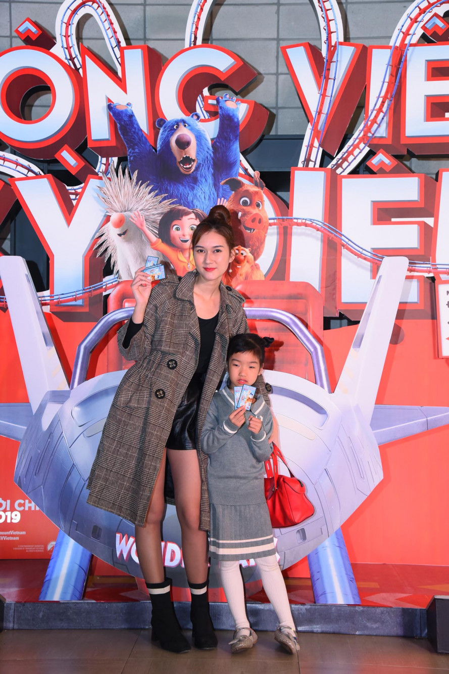 Diễn viên Hương Giang đi xem phim cùng một em bé