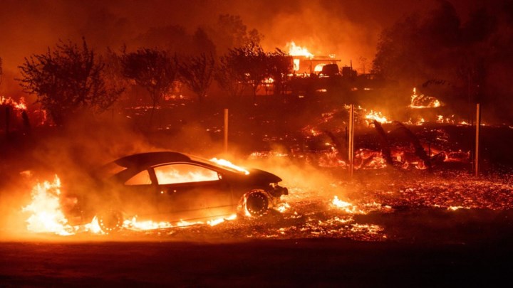 Các phương tiện và nhà cửa ở Paradise, California đều chìm trong lửa dữ ngày 8/11. Tình trạng khẩn cấp đã được ban bố khắp hạt Butte buộc hàng nghìn người phải sơ tán. Ảnh: Getty
