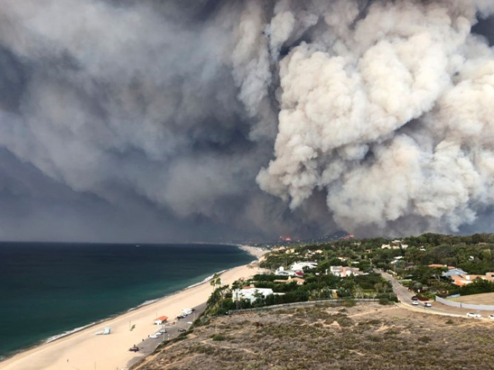 Những cột khói khổng lồ bao phủ bầu trời Malibu, California. Trưởng cơ quan chữa cháy ở Los Angeles, ông Chief Daryl Osby, cho biết ngày 10/11: lực lượng cứu hỏa chia sẻ với ông rằng họ đang phải làm việc trong những điều kiện khắc nghiệt nhất và khó khăn nhất để khắc phục đám cháy. Ảnh: AP