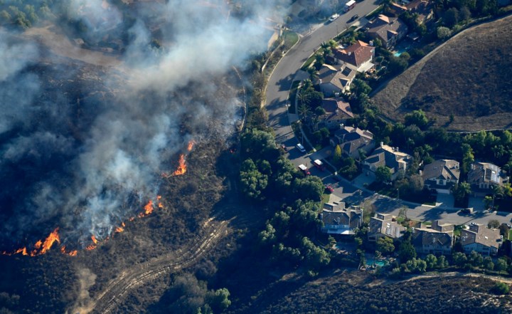 Sự đối lập giữa hai khu vực. Gió mạnh đã khiến những đám cháy rừng ở California thiêu rụi thêm nhiều ngôi nhà trên vùng đồi ở Nam California. Nói về quy mô phá hủy và tổn thất trong vụ cháy rừng ở Nam California, ông Osby cho biết: 