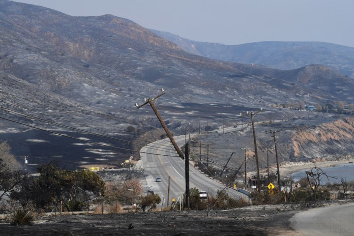 Ở Nam California, đám cháy Woolsey Fire ở Los Angeles và Ventura đã thiêu rụt một khu vực rộng hàng nghìn hecta trong nhiều giờ đồng hồ. Ảnh: AFP