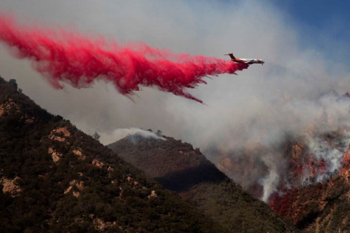 Cả một vùng đồi núi cháy rừng rực ở Malibu, California ngày 11/11 khiến chính quyền phải huy động cả máy bay chữa cháy. Ảnh: AP