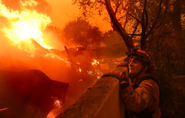 Thị trưởng Malibu Rick Mullen đứng từ một ngôi nhà quan sát đám cháy đỏ rực bao phủ một vùng rộng lớn. Ảnh: Getty