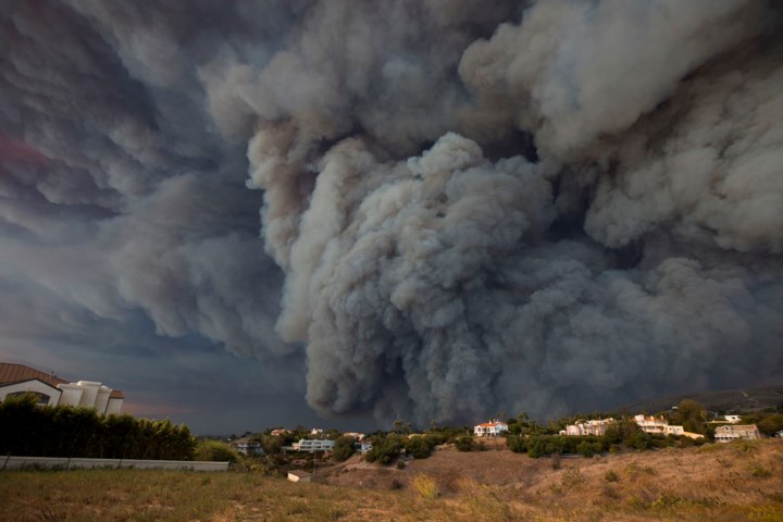 Khói đen dày đặc bốc lên ở Malibu trong đám cháy Woolsey Fire kinh hoảng ngày 9/11. Ảnh: Getty