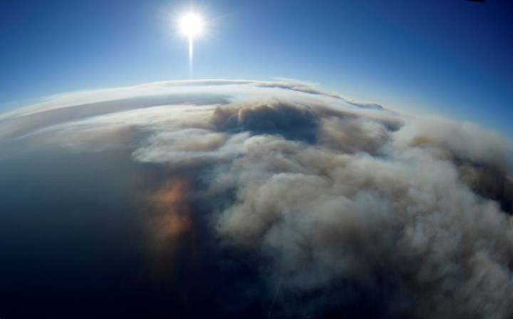 Những đám khói từ vụ cháy rừng khủng khiếp tại California khi nhìn từ một chiếc trực thăng bay trên bầu trời Malibu. Ảnh: AP