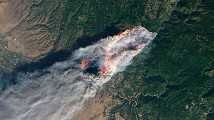 Ảnh vệ tinh từ thiết bị thu nhận ảnh mặt đất Operational Land Imager của NASA cho thấy quy mô đám cháy Camp Fire ở Bắc California. Ảnh: NASA