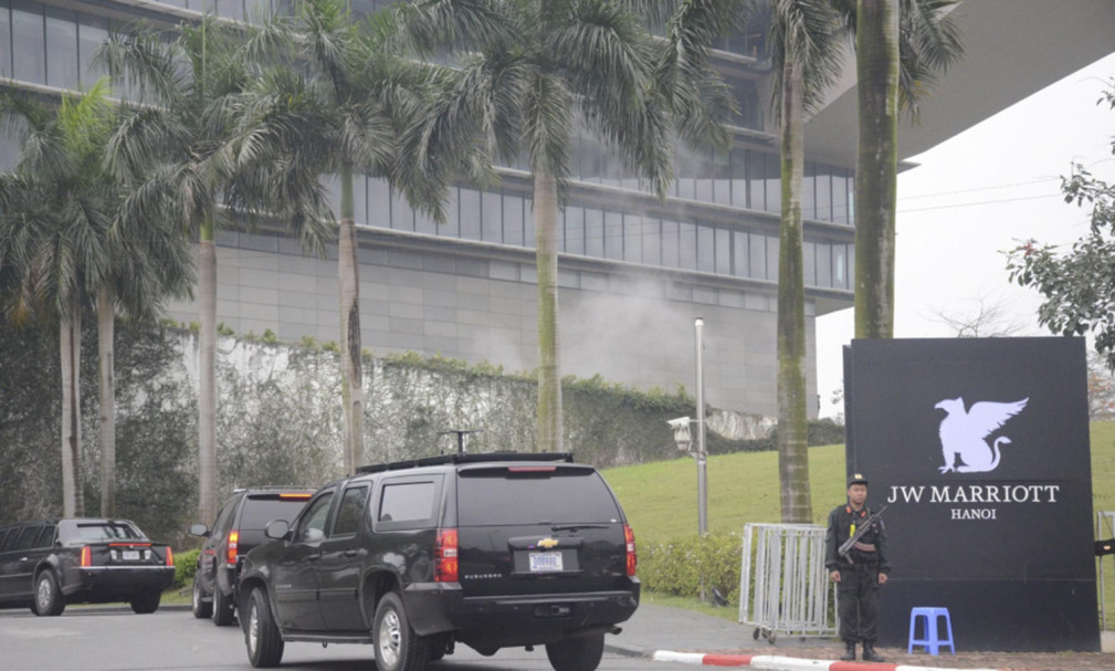 Sáng 23/2, đoàn xe phục vụ Tổng thống Mỹ đã xuất hiện tại Khách sạn JW Marriott Hà Nội - địa điểm được cho là nơi ông Donald Trump sẽ lưu trú trong thời gian diễn ra hội nghị Mỹ - Triều. 
