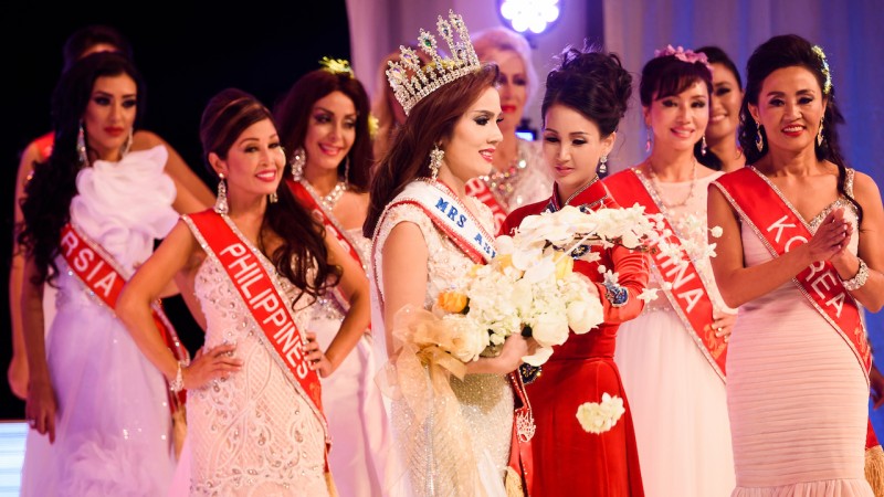 Cuộc thi Hoa hậu Quý bà châu Á tại Mỹ có sự tranh tài của 58 thí sinh đến từ nhiều quốc gia khác nhau. Cuộc thi nhằm tìm ra một quý bà tài sắc vẹn toàn, năng động trong cuộc sống và giàu lòng nhân ái. 