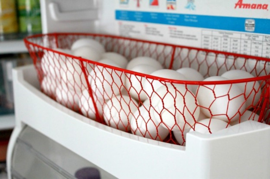 Để tất cả trứng vào một chiếc giỏ và đặt trong tủ lạnh chính là cách tốt nhất để bảo quản loại thực phẩm giàu chất dinh dưỡng này.
