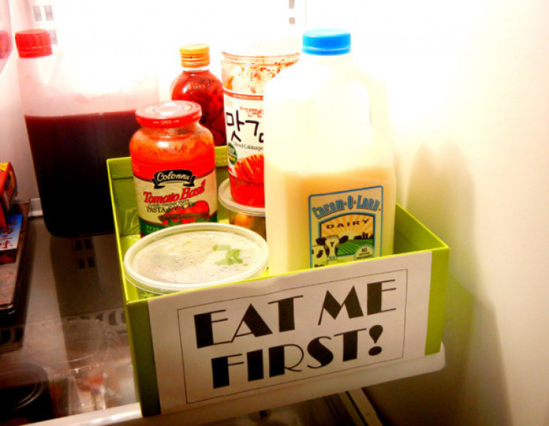 Ghi hạn sử dụng cho những hộp đựng thực phẩm lưu giữ trong tủ lạnh để tránh tình trạng lãng phí thức ăn. Bạn cũng sẽ dễ dàng kiểm tra tình trạng của thực phẩm chỉ bằng thao tác đơn giản này.