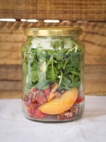 Tận dụng những lọ, hộp  thủy tinh đã sử dụng để lưu trữ những loại thực phẩm có hạn sử dụng ngắn như món salad ưa thích của bạn.