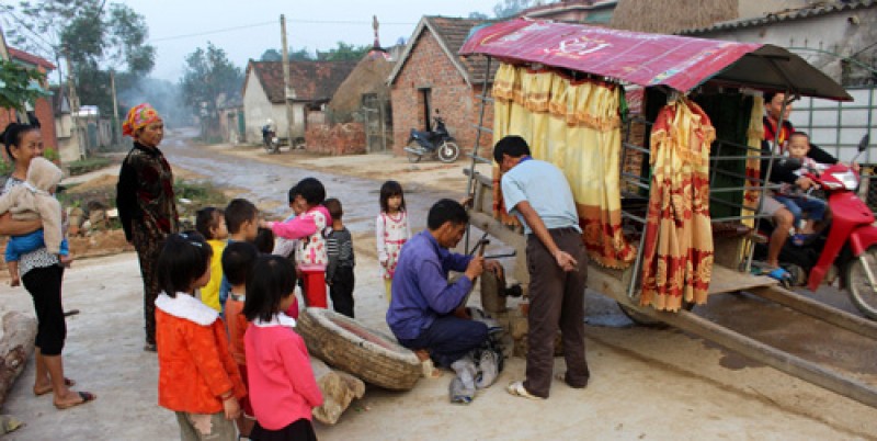 Thi thoảng anh cũng phải bảo dưỡng cho chiếc xe của mình. 