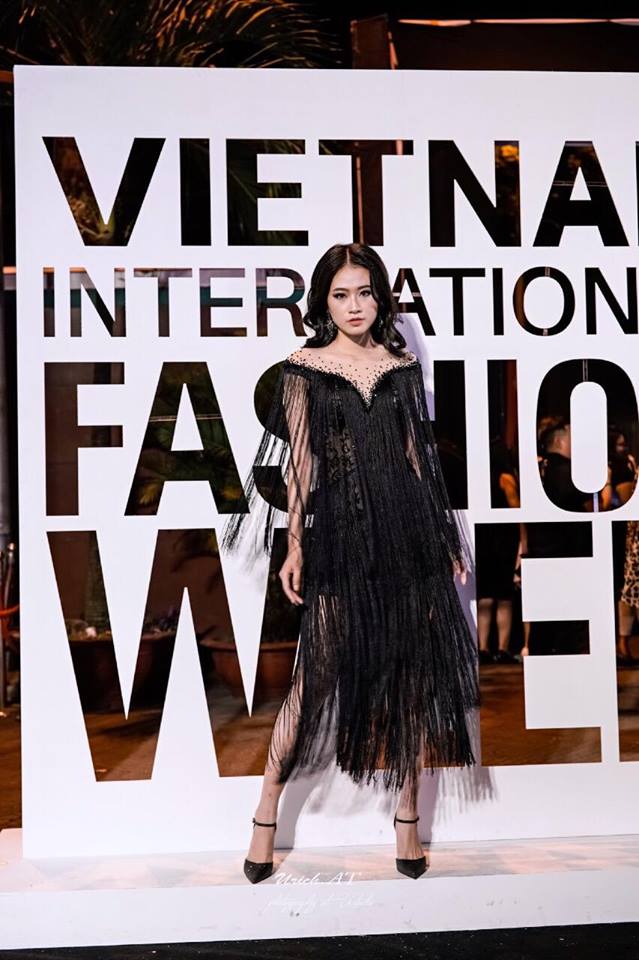 Á khôi Miss Photo 2017 Trần Đình Thạch Thảo khoe vóc dáng thanh thoát trong bộ đầm lạ mắt
