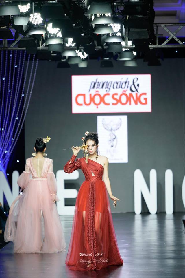Trước đêm bế mạc Vietnam International Fashion Week 2018, Thạch Thảo đã trình diễn trong chương trình thời trang 