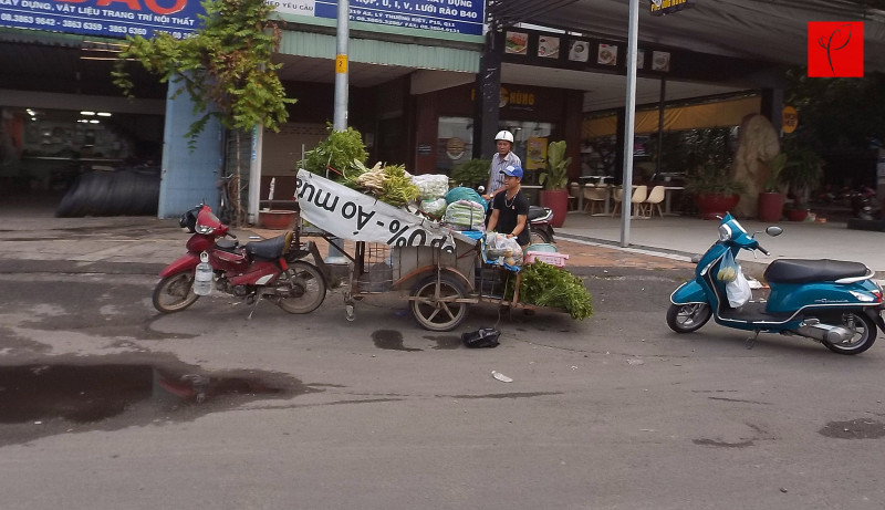 Người bán rau củ đang đợi khách sát giờ tan tầm trên đường Lý Thường Kiệt, vì có nhiều người đi làm tranh thủ ghé mua vài thứ để chuẩn bị cho buổi cơm chiều