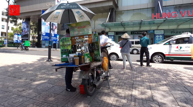 Một quầy bar pha chế cà phê khá bắt mắt và cơ động trước Trung tâm mua sắm Parkson Hùng Vương trong thời buổi buôn bán vỉa hè khó khăn