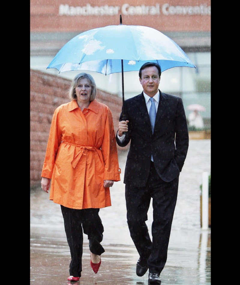 Cuộc đua tranh chức Thủ tướng Anh thay thế ông David Cameron đã chính thức bắt đầu khi nữ Bộ trưởng Nội vụ Anh Theresa May tuyên bố tranh chức thủ lĩnh đảng Bảo thủ cầm quyền - người sẽ giữ chức thủ tướng Anh. Đây là hình ảnh bà May song hành cùng thủ tướng Cameron dưới trời mưa.
