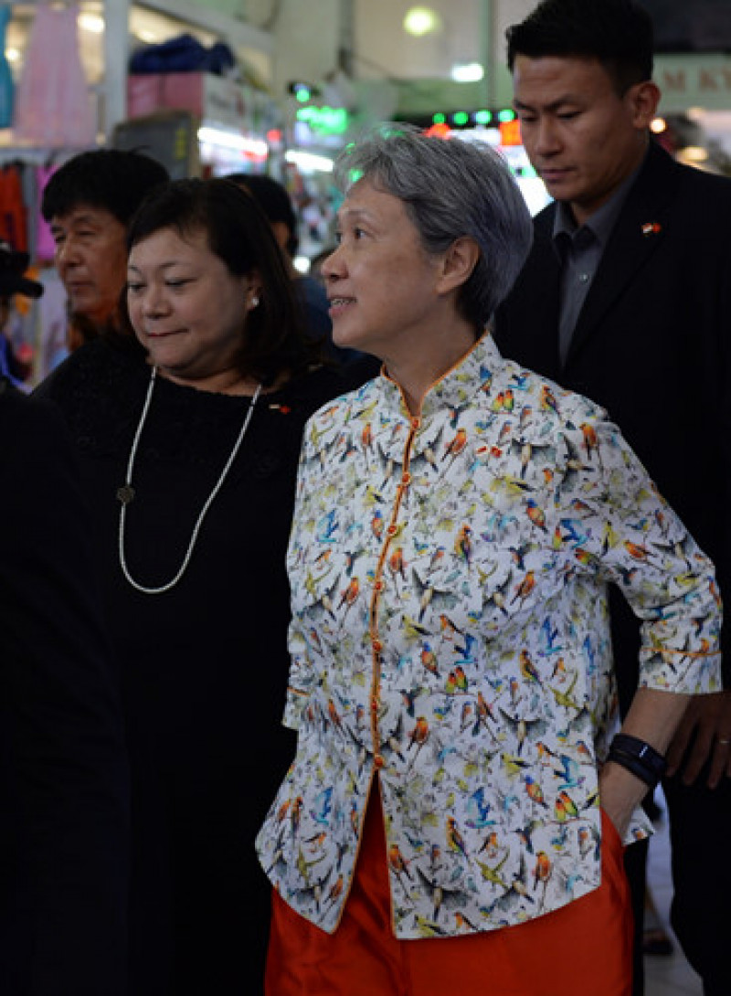 Phu nhân của Thủ tướng Singapore phong thái rất tự nhiên, gần gũi khi đi mua sắm.