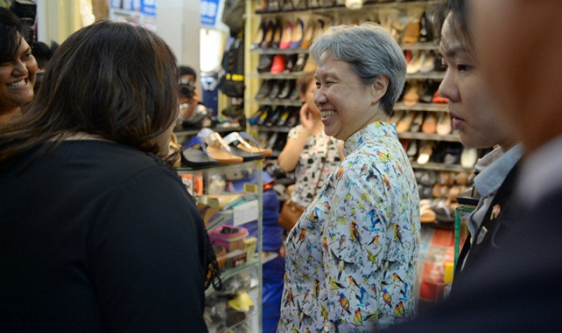 Bà Hà Tinh vui vẻ trò chuyện với người bán hàng. 