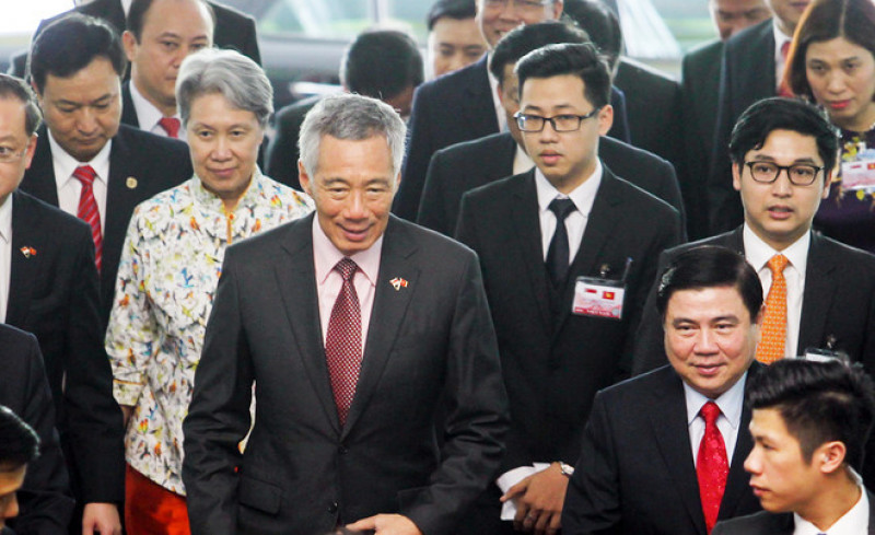 Ngay khi đáp xuống sân bay Tân Sơn Nhất, Thủ tướng Singapore và Phu nhân đã có buổi gặp với lãnh đạo UBND TPHCM. Phu nhân Thủ tướng Lý Hiển Long, bà Hà Tinh xuất hiện giản dị khi đến TP.HCM.