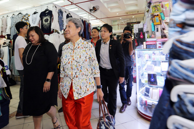 Bà Hà Tinh ăn mặc giản dị, cầm chiếc túi nhỏ màu sẫm đi vào trung tâm mua sắm khiến nhiều người ở đây ngạc nhiên.
