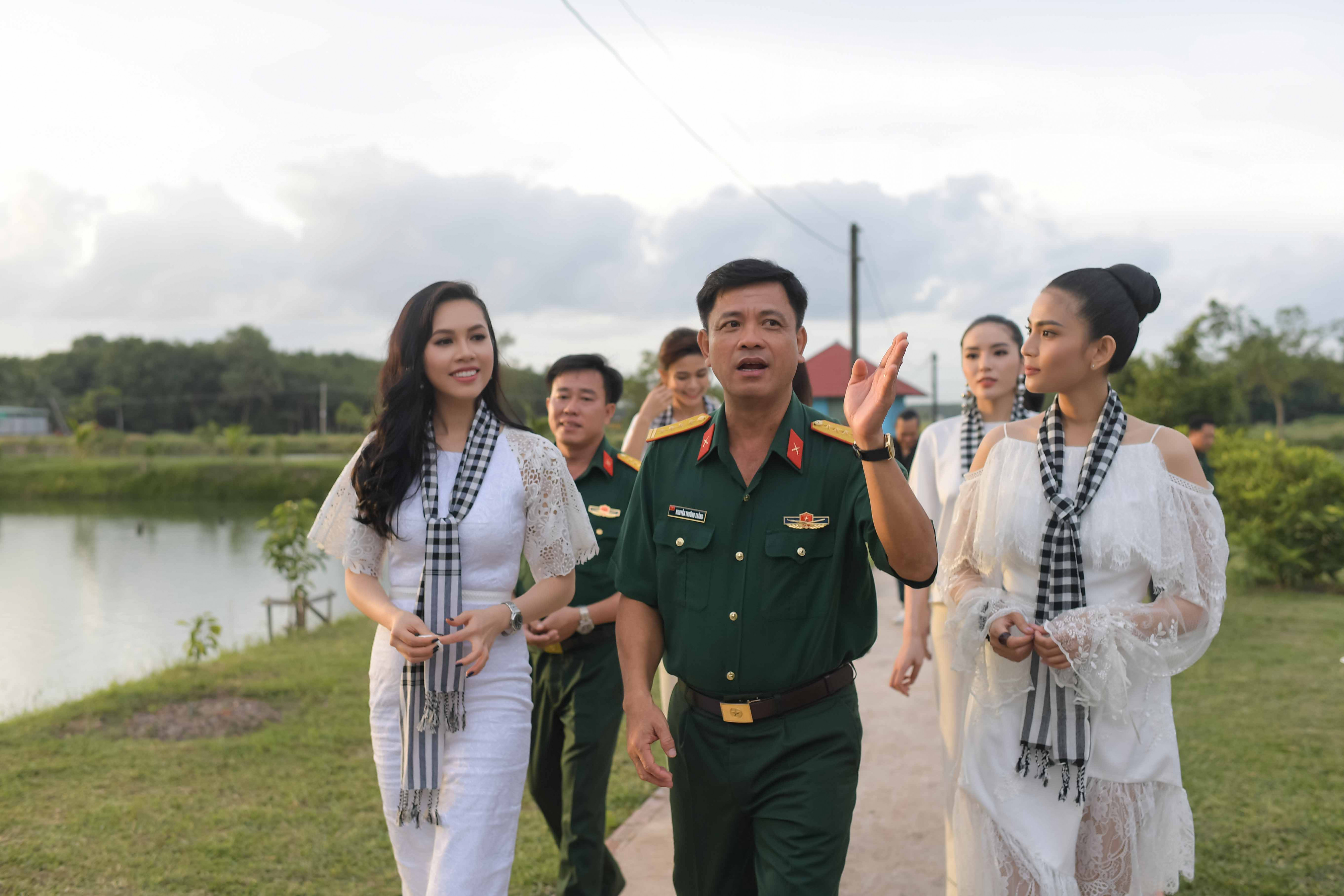 Đặc biệt, tại Sư đoàn Bộ Binh 5, quân khu 7 (Tây Ninh), các người đẹp đã đi tham quan mô hình tăng gia, chăn nuôi của các chiến sĩ. 