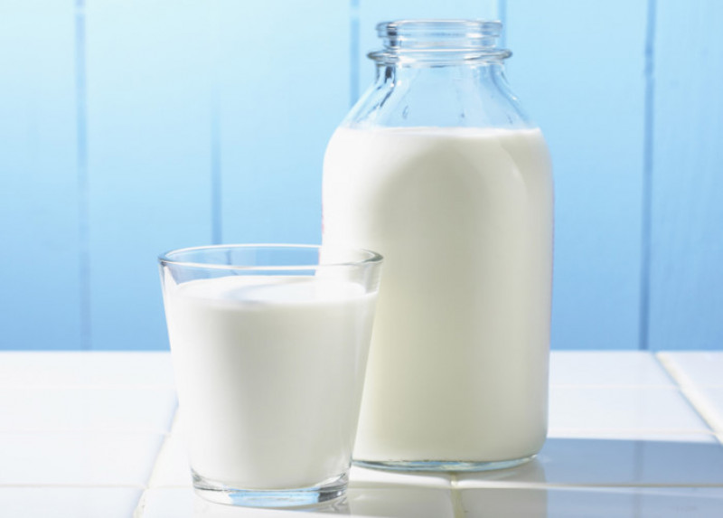 Sữa tươi: Bạn có thể pha một ít sữa vào bồn tắm với nước ấm hoặc sử dụng một miếng khăn mát ngâm trong sữa thoa lên người nếu bạn vẫn chưa cảm nhận được cảm giác ngâm mình trong sữa.