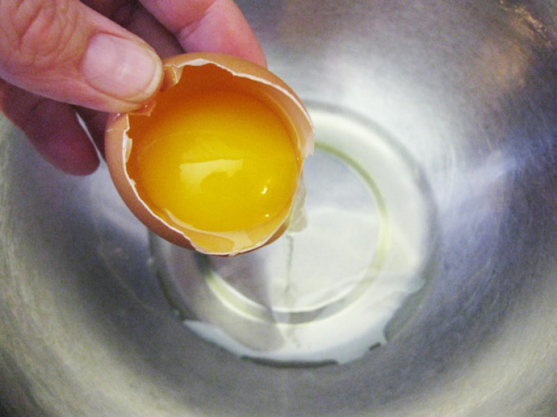 Lòng trắng trứng: Tùy thuộc vào bao diện tích da bị đốt cháy nhiều hay ít, bạn sử dụng một hoặc 2 lòng trắng trứng rồi thoa lên lớp da bị cháy, để khoảng vài phút rồi rửa sạch.
