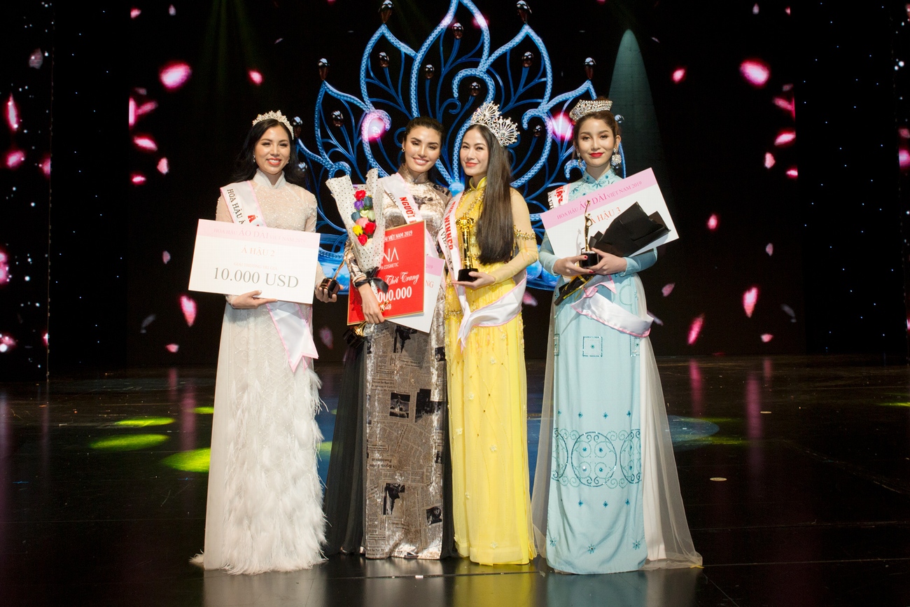 BTC Hoa hậu áo dài Việt Nam 2019 cũng chọn ra 3 Á hậu là: Á hậu 1 Lê Thị Phương, Á hậu 2 Nguyễn Thu Hương, Á hậu 3 Angelaploy.