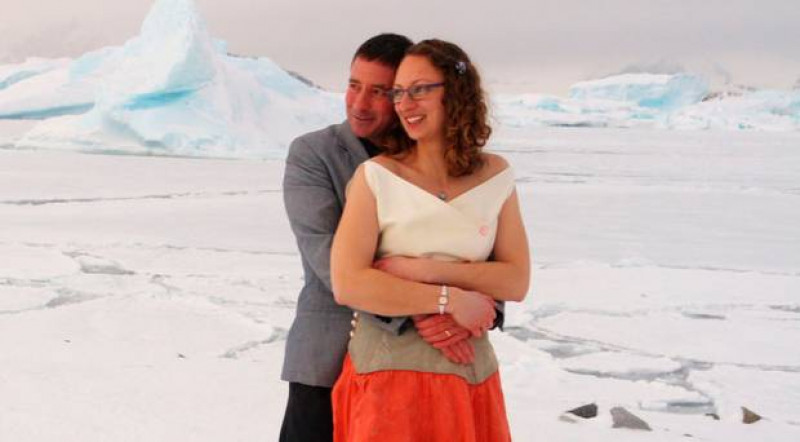 Lễ cưới của 2 hướng dẫn viên Julie Baum và Tom Sylvester vừa diễn ra tại trạm nghiên cứu khoa học đại dương và khí tượng học Rothera trên đảo Adelaide, lãnh thổ Nam Cực thuộc Anh trong điều kiện nhiệt độ dưới 0 độ C. Rothera là trạm nghiên cứu lớn nhất thuộc viện Nghiên cứu châu Nam Cực Anh (BAS).