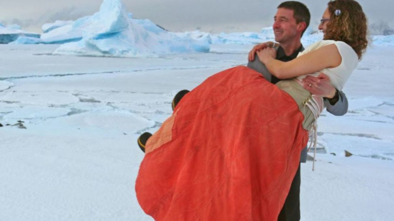 Chú rể Tom Sylvester (35 tuổi) đến từ Sheffield (Anh quốc) bày tỏ hai người luôn muốn tổ chức một đám cưới nhỏ riêng tư nhưng chưa bao giờ tưởng tượng có thể tổ chức ở một trong những nơi xa xôi nhất trên Trái Đất như vùng đất Nam Cực. 
