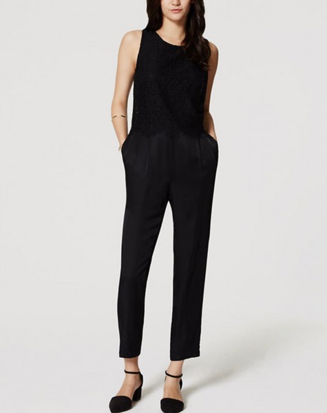 Nếu bạn là một cô nàng nhỏ nhắn, hãy chọn một bộ jumpsuits dáng ôm: Một cơ thể nhỏ bé không nên khoác lên mình quá nhiều… vải. Vì vậy, những cô nàng mi nhon nên lựa chọn những mẫu jumpsuits ôm lấy cơ thể và ngắn trên mắt cá chân. 